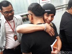 Melihat Momen Tio Pakusadewo Dipeluk Jefri Nichol