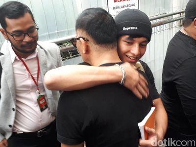 Lihat Kembali Dukungan Jefri Nichol saat Tio Pakusadewo Sidang Narkoba