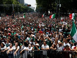 Mereka mendatangi Kedubes Korsel di Mexico City, Meksiko. REUTERS/Gustavo Graf.