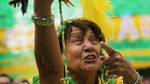 Aksi Nyosor Ronaldinho Cium Suporter Cantik Brasil