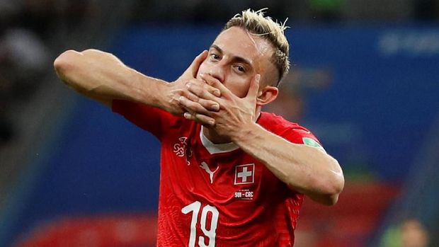 Josip Drmic sukses mencetak gol kedua untuk Swiss.