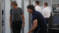 Sang pelatih juara bertahan Jerman, Joachim Loew juga mengangkat kopernya sendiri menjelang hengkang dari Rusia. (Gleb Garanich/Reuters)