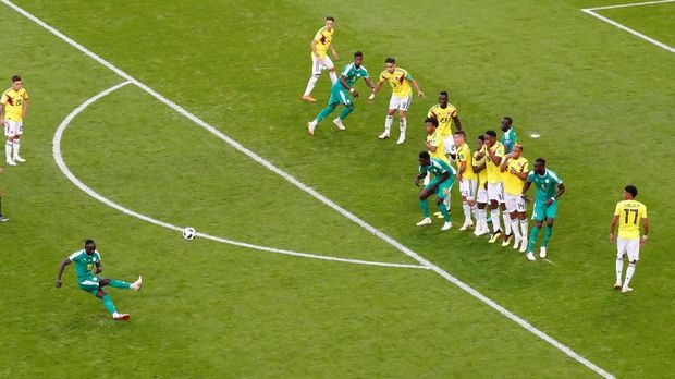 Senegal mulai tampil terus menekan pertahanan Kolombia. (