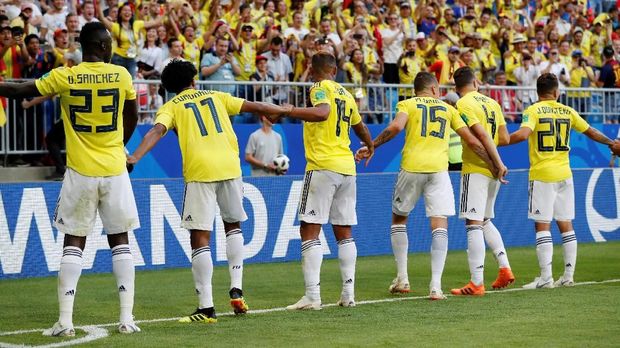 Para pemain timnas Kolombia merayakan kelolosan dari fase grup bersama fan, di Samara Arena, Samara, Rusia, 28 Juni.