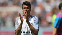 Posisi bek kanan akan jadi rebutan Mattia De Sciglio dan Joao Cancelo. Tapi dalam perjalanan musim, Cancelo (yang musim lalu main di Inter Milan sebagai pemain pinjaman) tampak akan jadi opsi utama usai didatangkan dari Valencia seharga 40 juta euro musim panas ini. (Foto: Gabriele Maltinti/Getty Images)