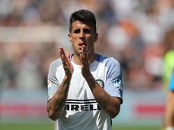 Juventus menebus Joao Cancelo dari Valencia dengan harga 40,4 juta euro. Dia mengisi posisi untuk bek dalam skema 3-4-3 ini. (Foto: Gabriele Maltinti/Getty Images)