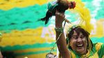 Aksi Nyosor Ronaldinho Cium Suporter Cantik Brasil