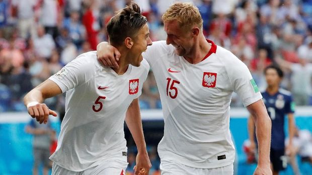 Pemain timnas Polandia Kamil Glik dan Jan Bednarek merayakan gol ke gawang jepang, di Volgograd Arena, Volgograd, Rusia, 28 Juni.
