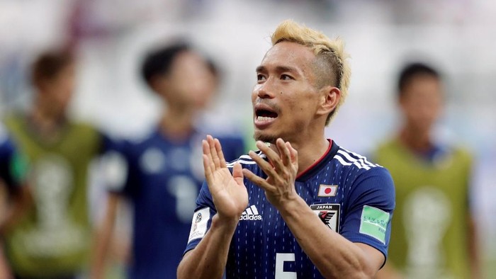 Soccer Football - World Cup - Group H - Japan vs Poland - Volgograd Arena, Volgograd, Russia - June 28, 2018   Japans Yuto Nagatomo applauds their fans after the match as they qualified for the second round    REUTERS/Ueslei Marcelino