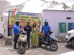 Skuter Listrik Ini Mampu Pijak Jalanan Tertinggi di Dunia