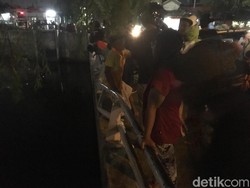 Petugas Pencari Buaya Pulang, Warga Masih Ramai di Kali Grogol