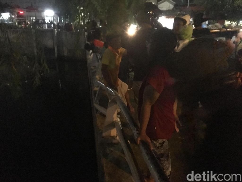 Petugas Pencari Buaya Pulang, Warga Masih Ramai di Kali Grogol Petugas Pencari Buaya Pulang, Warga Masih Ramai di Kali Grogol
