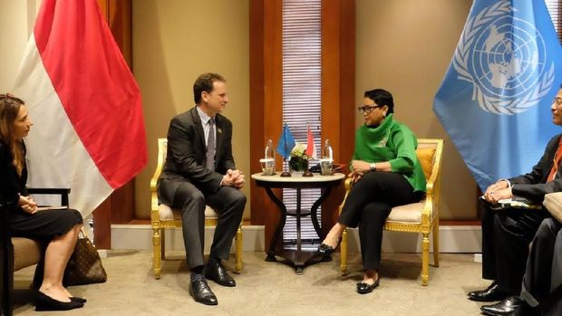 Menlu RI Retno LP Marsudi bertemu dengan Commissioner General United Nations Relief and Works Agency (UNRWA), Pierre Krähenbühl .