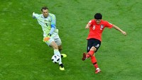 Bola yang ia kuasai Neuer dapat direbut oleh pemain Korea,Ju Se-jong REUTERS/Dylan Martinez.