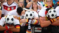 Kesedihan terlihat jelas di raut wajah para suporter Jerman. Hannibal Hanschke/Reuters.