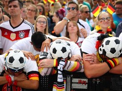Kesedihan terlihat jelas di raut wajah para suporter Jerman. Hannibal Hanschke/Reuters.