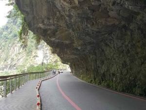 Menyusuri Jalan di Bibir Tebing yang Curam di Taiwan