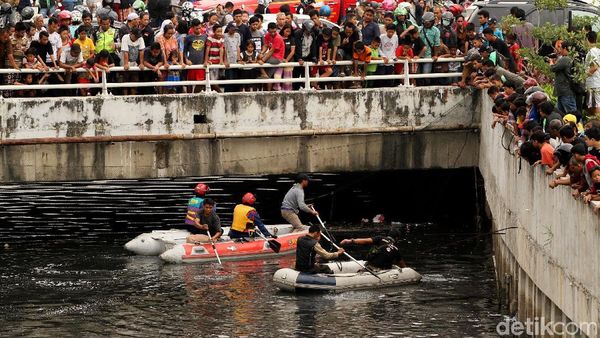 Proses Perburuan Buaya di Kali Grogol Jadi Tontonan Warga
