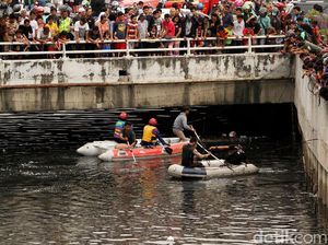 Proses Perburuan Buaya di Kali Grogol Jadi Tontonan Warga