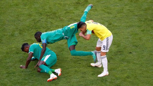 Striker Kolombia Radamel Falcao harus dilanggar dua pemain belakang Senegal.