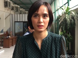 Renata Potong Rambut dan Bawakan Sushi untuk Fachri