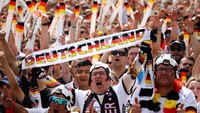Harapan para suporter untuk menonton Jerman melibas Korea Selatan dan maju ke babak 16 besar membuat mereka mengadakan nonton bareng Piala Dunia 2018 di area Brandenburg Gate, Berlin, Jerman, Kamis (27/6/2018) waktu setempat. Hannibal Hanschke/Reuters.