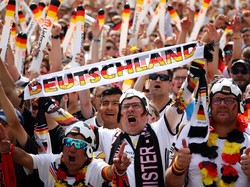 Harapan para suporter untuk menonton Jerman melibas Korea Selatan dan maju ke babak 16 besar membuat mereka mengadakan nonton bareng Piala Dunia 2018 di area Brandenburg Gate, Berlin, Jerman, Kamis (27/6/2018) waktu setempat. Hannibal Hanschke/Reuters.