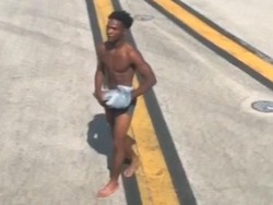 Video: Pria Setengah Telanjang Mencoba Masuk ke Pesawat