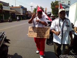 Jagonya Menang Pilbup Kudus, Pria Ini Jalan Kaki 12 Km