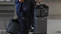 Loew tetap tampil modis saat berjalan di Vnukovo Airport. Setelannya kaus, celana panjang hitam dan sepatu putih. (Foto: Gleb Garanich/Reuters)