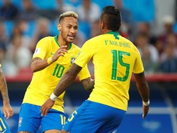 Paulinho merayakan golnya bersama Neymar. REUTERS/Axel Schmidt.