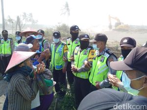 Tangis Warga Saat Pembersihan Lahan Bandara Kulon Progo Tangis Warga Saat Pembersihan Lahan Bandara Kulon Progo