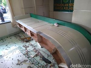 Barbuk Perusakan PN Bantul Mulai Batu Bata sampai Kembang Api Barbuk Perusakan PN Bantul Mulai Batu Bata sampai Kembang Api