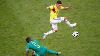 Juan Fernando Quintero melompat untuk melewati hadangan Idrissa Gueye. Reuters/David Gray.