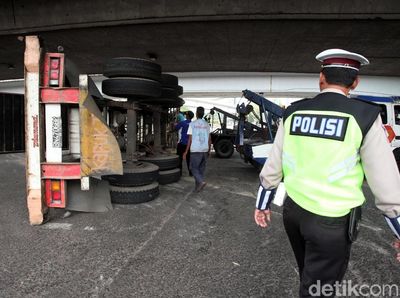 Ada Kontainer Terguling di Tomang