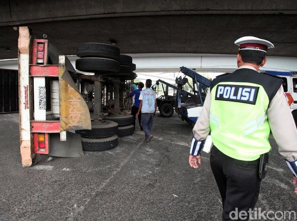 Ada Kontainer Terguling di Tomang