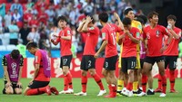 Pemain Korsel berusaha untuk menghampiri para suporter di stadion saat masih dalam keadaan sedih, kecewa, dan mungkin kesal. (Foto: Pilar Olivares/Reuters)