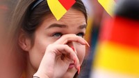 Area Brandenburg Gate, Berlin seketika dipenuhi dengan tangis dan air mata para suporter yang belum dapat menerima Jerman tak mampu melaju ke babak 16 besar. Hannibal Hanschke/Reuters.