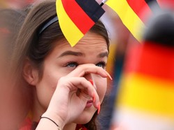 Area Brandenburg Gate, Berlin seketika dipenuhi dengan tangis dan air mata para suporter yang belum dapat menerima Jerman tak mampu melaju ke babak 16 besar. Hannibal Hanschke/Reuters.