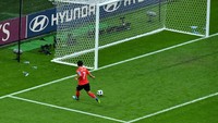Umpan tersebut berhasil dikejar Son Heung-min. REUTERS/Dylan Martinez.