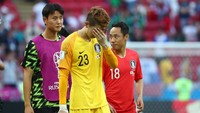 Kiper Cho Hyun-woo juga tak bisa menutup kekecewaannya. Padahal di laga ini dia berhasil membuat enam penyelamatan dari semua tembakan on target Jerman. (Foto: Pilar Olivares/Reuters)