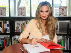 Bukan Resto Mahal, Chrissy Teigen Pilih Makan Fried Chicken Murah di Bali