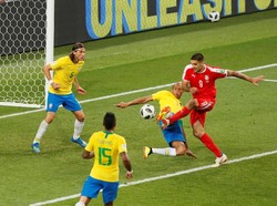 Serbia bukan tanpa serangan, peluang yang didapat Aleksandar Mitrovic gagal berbuah gol. REUTERS/Maxim Shemetov.