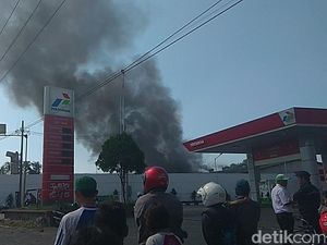 Gudang Bahan Kimia di Sidoarjo Terbakar, Asap Membumbung Tinggi