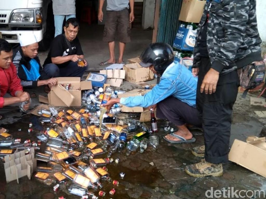 Digerebek Warga, Gudang di Sukabumi Simpan 7.200 Botol Miras Digerebek Warga, Gudang di Sukabumi Simpan 7.200 Botol Miras