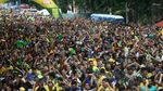 Suka Cita Warga Rio de Janeiro Saat Brasil Lolos