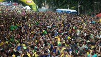 Keberhasilan ini disambut suka cita warga Brasil. REUTERS/Sergio Moraes.