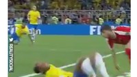 Tips kalau tubuh tersambar api: segera berhenti, rendahkan tubuh ke tanah, lalu berguling-guling. Seperti diperagakan Neymar. (Foto: Internet)