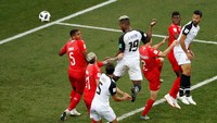 Kosta Rika baru bisa mencetak gol di babak kedua lewat Kendall Waston untuk mengubah skor menjadi 1-1. REUTERS/Carlos Barria.