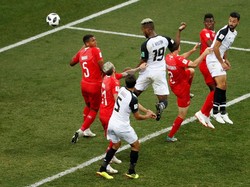 Kosta Rika baru bisa mencetak gol di babak kedua lewat Kendall Waston untuk mengubah skor menjadi 1-1. REUTERS/Carlos Barria.